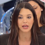 Il trono di Sara Gaudenzi finisce nel caos: lite sfiorata a Uomini e Donne, interviene la sorella di Matteo Stratoti
