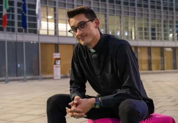 Alberto Ravagnani durante un’intervista televisiva