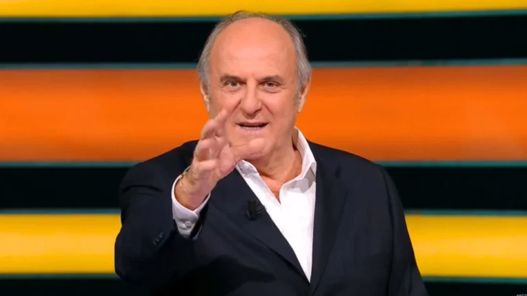 Gerry Scotti durante La Ruota della Fortuna