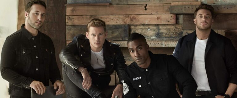 Robbie Williams cantante foto 2026 autore brano Flowers Blue