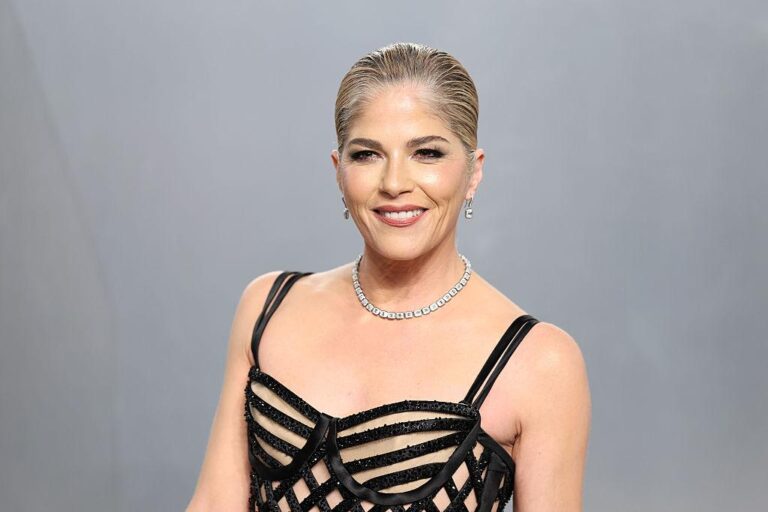 Selma Blair arrestata a New York: cosa è successo sul volo e quali sono le accuse